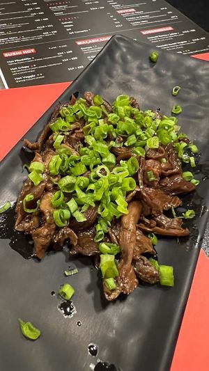 Porção de shimeji na chapa. É feito com manteiga, mas veganos podem pedir pra fazer no óleo. at Rock. Temakeria • Londrina in Londrina