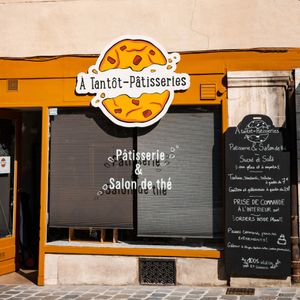 Devanture salon de thé at À Tantôt in Rouen