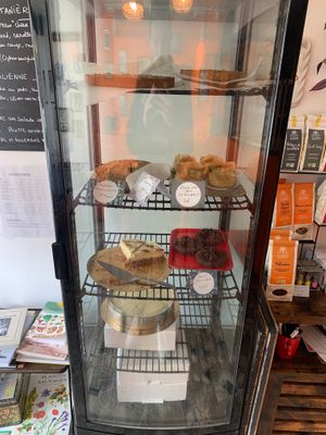 Cake Options at À Tantôt in Rouen