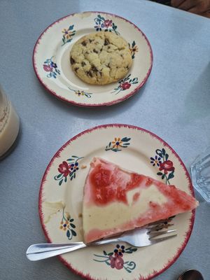 Amazing cheesecake and cookie at À Tantôt in Rouen