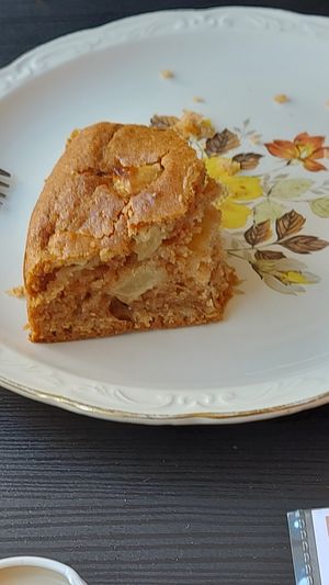 Moelleux aux pommes dégusté avant d'avoir été photographié at À Tantôt in Rouen