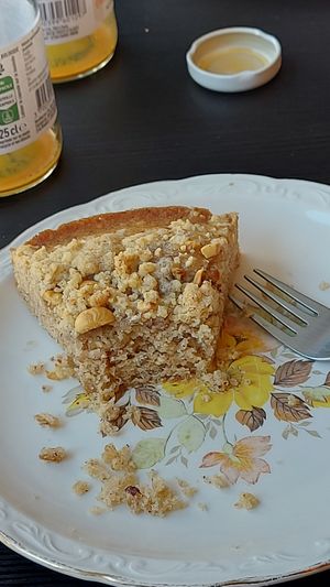Gâteau aux noisettes dégusté avant d'avoir été photographié at À Tantôt in Rouen