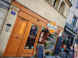 Facade at À Tantôt in Rouen