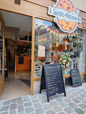 Front of the cafe at À Tantôt in Rouen
