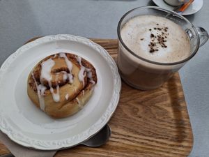Cinnamon roll and chai latte at À Tantôt in Rouen