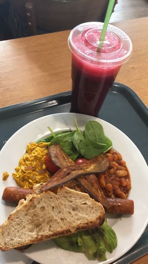 Breakfast + juice at Fruccola in Budapest