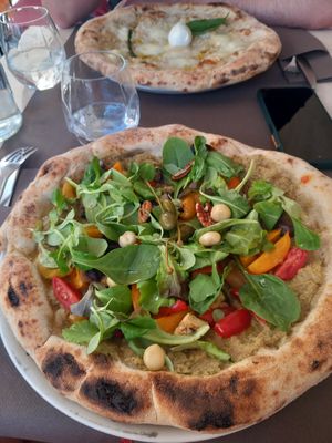 Pizza vegana con verdure di stagione, pesto di zucchine capperi e noci varie at Re al Quadrato in Montepulciano