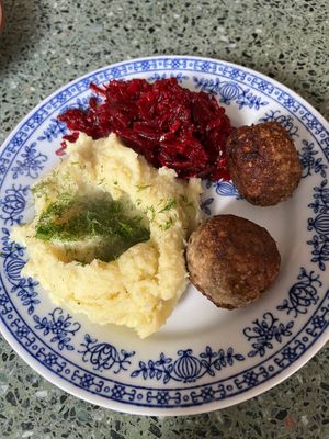 Frikadelle with mashed potatoes and boiled beetroot. at Korzenie Kuchnia Roślinna  in Szczecin