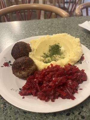 Frikadelle mit Kartoffelpüree und rote Beete (mir fehlte Sauce) -> solide und gut!  at Korzenie Kuchnia Roślinna  in Szczecin