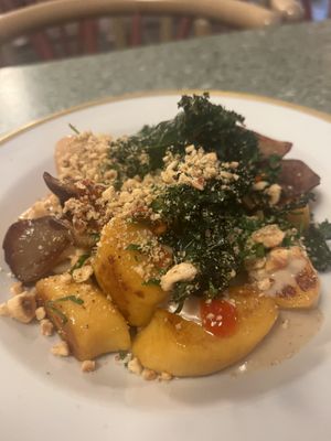 Kürbis-Kartoffel „Dinger“ mit Pilzen, gerösteten Kohl Sauce und Sambal/Kräutern  Unfassbar gut 💯 #yummy!   at Korzenie Kuchnia Roślinna  in Szczecin