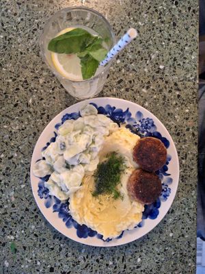 Mielone with mizeria with Elderflower lemonade at Korzenie Kuchnia Roślinna  in Szczecin