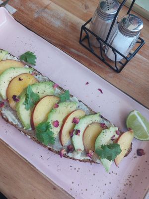Princess Peach Bread (Cashewfrischkäse, Avocado, Pfirsich, Koriander) at DOA in Bad Nauheim