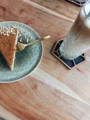 Lotus Kuchen und Iced Vanilla Latte mit Hafer Milch at DOA in Bad Nauheim