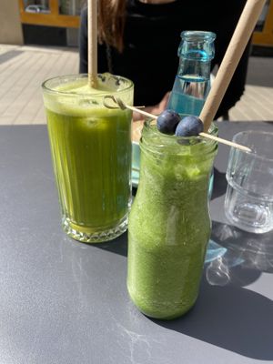 Immune Smoothie (left) and green smoothie (right)  at DOA in Bad Nauheim