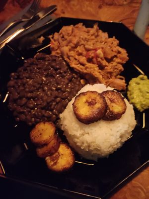 Venezolanischer Teller at Café Mundgerecht in Essen