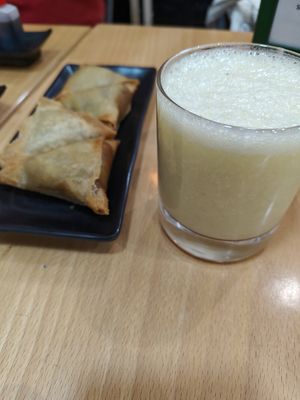 Samosas 🔥 and banana smoothie 🥤 🍌 at Vegan Sushi House  in Lisbon