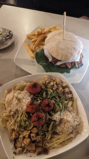 Zucchini Pasta mit Räuchertofu, Burger mit "Bacon" und "Ziegenkäse" at Wirtshaus Zum Scharfen Eck in Biberach