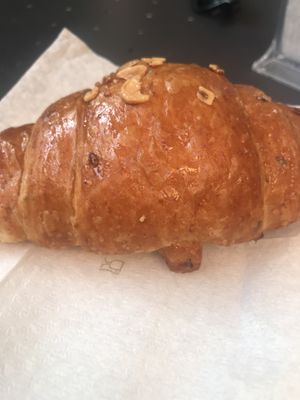 Brioche vegana vuota con scaglie di mandorla   at Antica Caffetteria Matucci in Citta Della Pieve