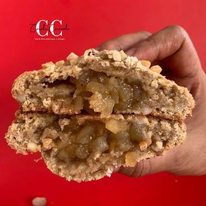 Galleta de 120gr rellena de manzanas caramelizadas y frutos secos  at Carola Cacerola Pasteleria  in Bogota