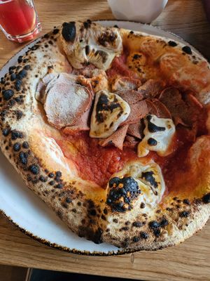 Vegan salami pizza at 60 seconds to Napoli in Hamburg