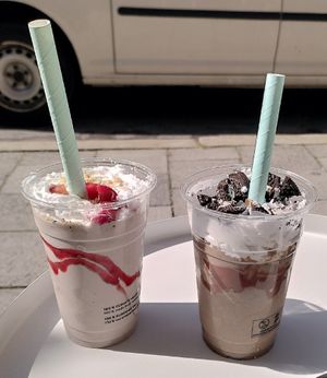 Strawberry cheesecake and Oreo milkshakes at Breadbox in Munich