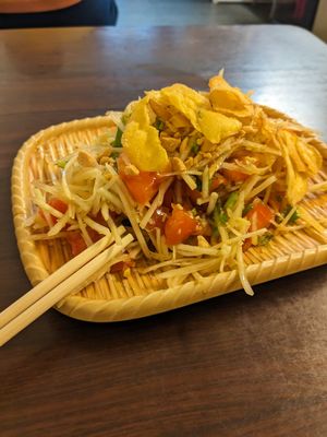Green papaya salad at Yuezhisu Vegetarian Cuisine - 越之素素食料理 in Taipei