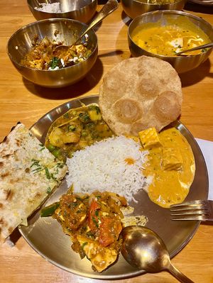 BUTTER TOFU MASALA, PUFFED ROTI WITH BEAN SAUCE, TOFU JALFREZI AND MIX KULCHA omgg goood🥹  at Ahaara Veda Indian in Koh Phangan
