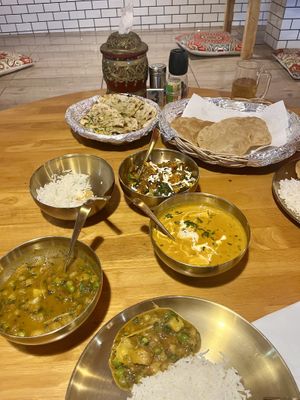 BUTTER TOFU MASALA, PUFFED ROTI WITH BEAN SAUCE, TOFU JALFREZI AND MIX KULCHA omgg goood🥹  at Ahaara Veda Indian in Koh Phangan