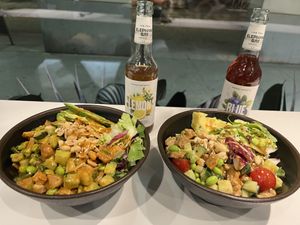 Bowls mit veganem Chicken und sonst unterschiedlicher Auswahl.  at MA‘LOA Poké Bowl Dresden in Dresden