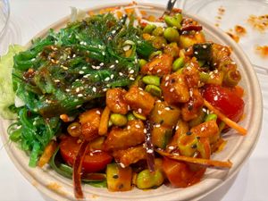 Vegan chicken bowl with the Korean sauce at MA‘LOA Poké Bowl Dresden in Dresden