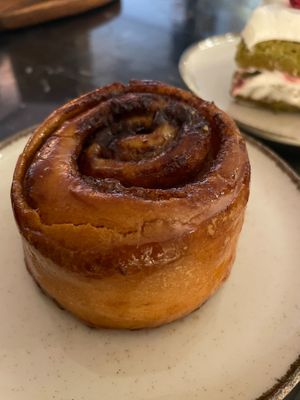 Cinnamon roll at OVO Coffee in Corroios