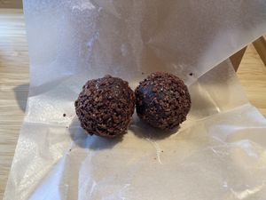Chocolate bliss balls  at Tombolo Twins in Kamakura