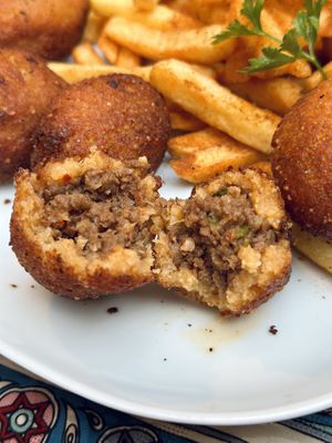   at Le Cafe de Chat Noir in Mersin