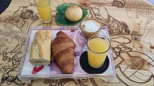 Breakfast menu offer ( the 4 items on the tray ) at FANTASY Vegan Food in Barcelona