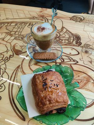 Chocante caña and coffee at FANTASY Vegan Food in Barcelona