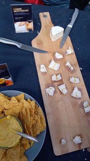 käsesauce (links), mediterraner camembert (rechts; 9,50€/150g) at VEEZE in Oldenburg