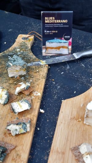 blauschimmelkäse mit mediterraner tomaten-kräuter-schicht 9,50€/150g at VEEZE in Oldenburg