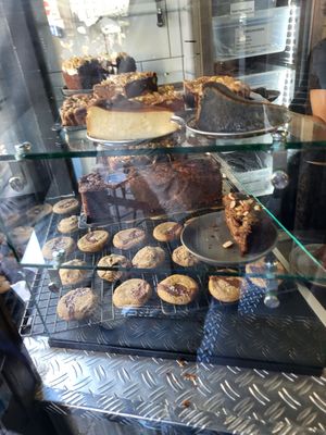 Only the bananabreads are vegan at Motors Coffee in Paris