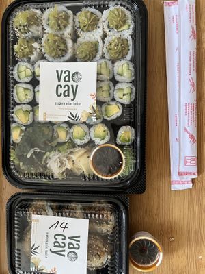 Gurke- und Avocado-Maki und vegane Inside-Outs mit Crispy Tofu   at Vacay in Leipzig