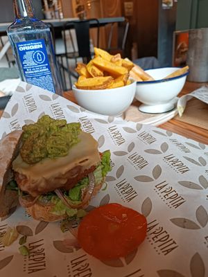 Hamburguesa vegana, patatas y yuca at La Pepita Burger Bar  in Vitoria Gasteiz