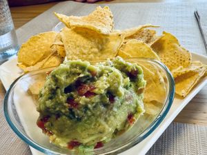 Nachos con guacamole (pedir salsa queso aparte)  at Sea Playa in Ajo