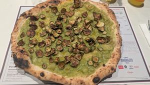 Pizza with zucchini cream and fried zucchini at 50 Kalò in Naples