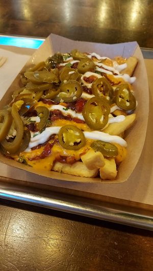Pommes mit veganen Chillu und veganer Baiconese  at Frittenwerk in Bonn