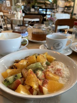 Frühstück bunte bOHNE Müsli selbstverständlich auch mit sojajoghurt und Agavendicksaft möglich.   at Initiative Poing Unverpackt in Poing