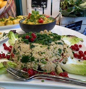 Taboulé, und andere vegane Gerichte bei einem Catering.  at Initiative Poing Unverpackt in Poing