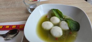 Frische hausgemachte Mochi gefüllt mit Sesamcream im Matcha-ingwer Brühe at LaLa Noodle of Sichuan in Berlin