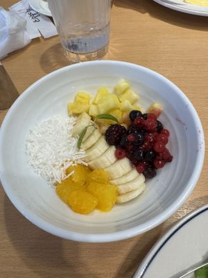 Açaí bowl without açaí or granola (I was told both contain milk)  at Eggs 'n Things - 湘南江の島  in Fujisawa