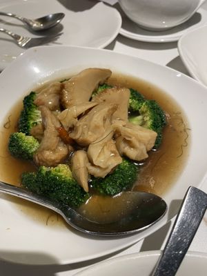 Lionsmane mushroom and brocoli   at Whole Earth 环界蔬食 in Central Singapore