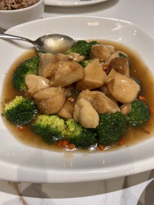 Monkey head mushroom with broccoli   at Whole Earth 环界蔬食 in Central Singapore