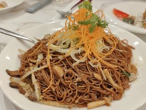 longevity noodles at Whole Earth 环界蔬食 in Central Singapore